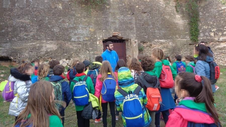 Escolars participant en el projecte educatiu ‘Apadrina un monument’, al Castell de Tenasses. FOTO: AMICS DELS CASTELLS
