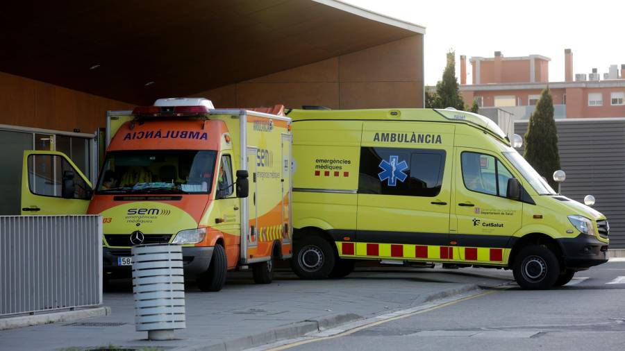 Una ambulància del SEM a l'exterior de les urgències de l'Hospital Joan XXIII de Tarragona. Foto: ACN