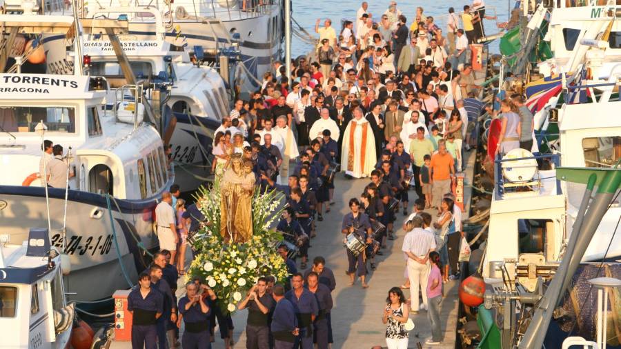 La procesión marítima es uno de los actos más multitudinarios de las fiestas.