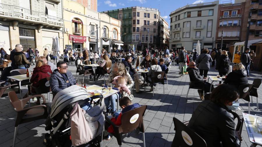 Algunas terrazas de la Plaça Corsini respetaban las normas contra la Covid-19. Imagen del sábado por la mañana. FOTO: pere ferré