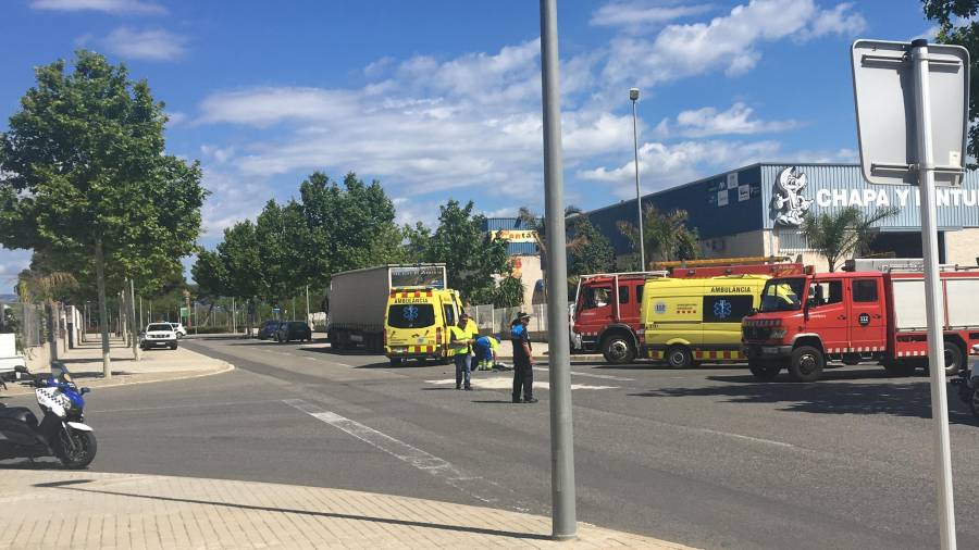 El accidente de tráfico en el cruce de la avenida de la Generalitat con la calle Vila del Comú. FOTO: DT