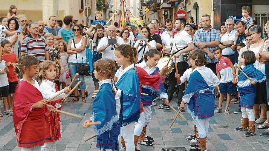 Pasacalles por las calles de Vila-seca, uno de los actos más multitudinarios y familiares de la fiesta mayor del municipio. Foto: ajuntament de vila-seca