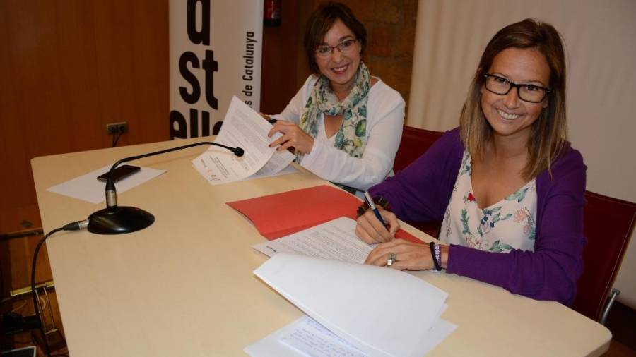 Begoña Floria, regidora de Cultura, i Inés Solé, presidenta de la Coordinadora. FOTO: Mauri