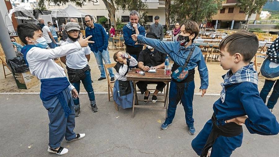 Xiquets jugant a morra ahir al matí a la plaça d’Agustí Vizcarro. Foto: Joan Revillas