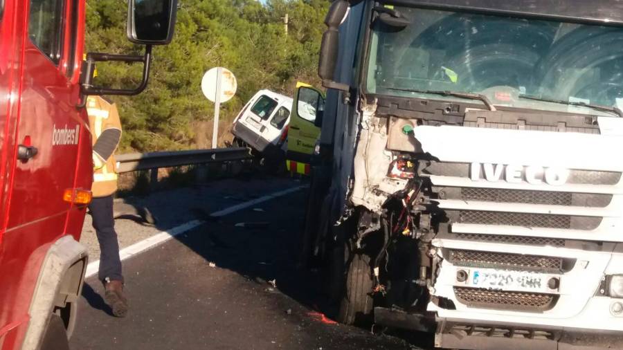 Imatge del frontal del camió i al fons la furgoneta on hi havia el conductor i la passatgera. FOTO: Àngel Juanpere
