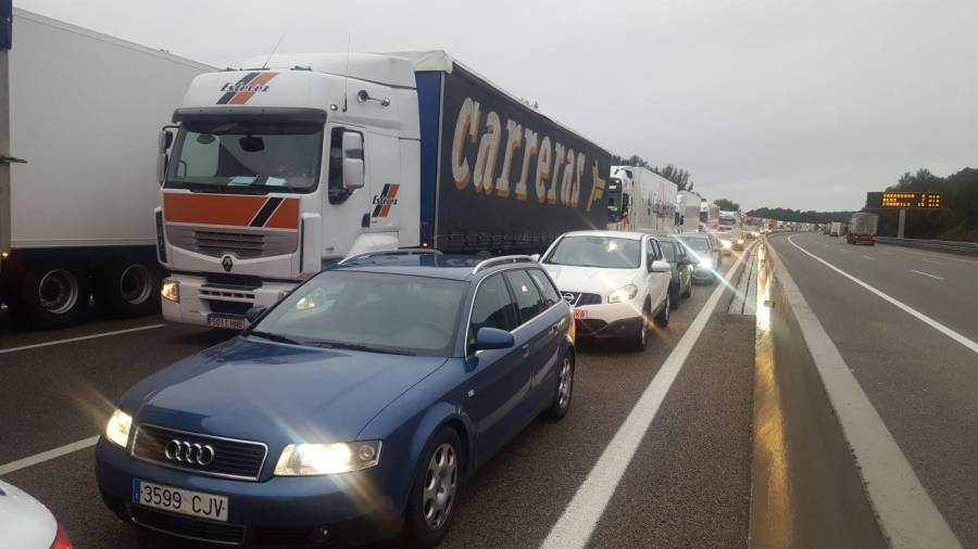 Camiones circulando por la autopista a la altura de Torredembarra. FOTO: Alba Mariné