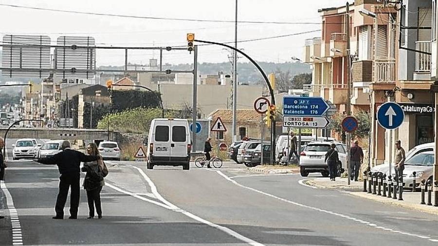 L’Ajuntament de l’Aldea eliminarà l’antic pont de la via i construirà una nova rotonda a l’avinguda de Catalunya el 2018. FOTO: JOAN REVILLAS