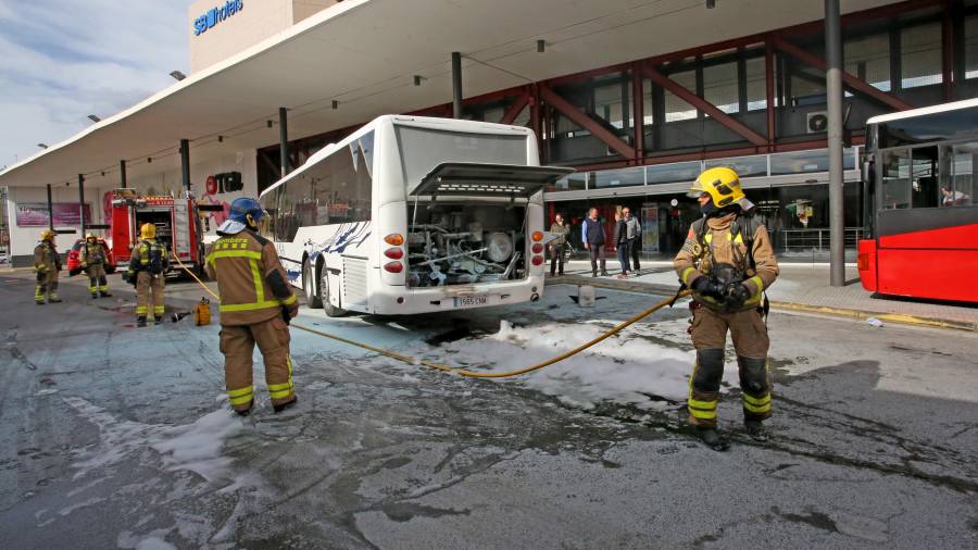 El autobús incendiado en Tarragona. FOTO: Lluís Milián