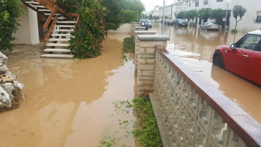 Las calles inundadas de la urbanización cuando llueve. FOTO: Francisco Sánchez