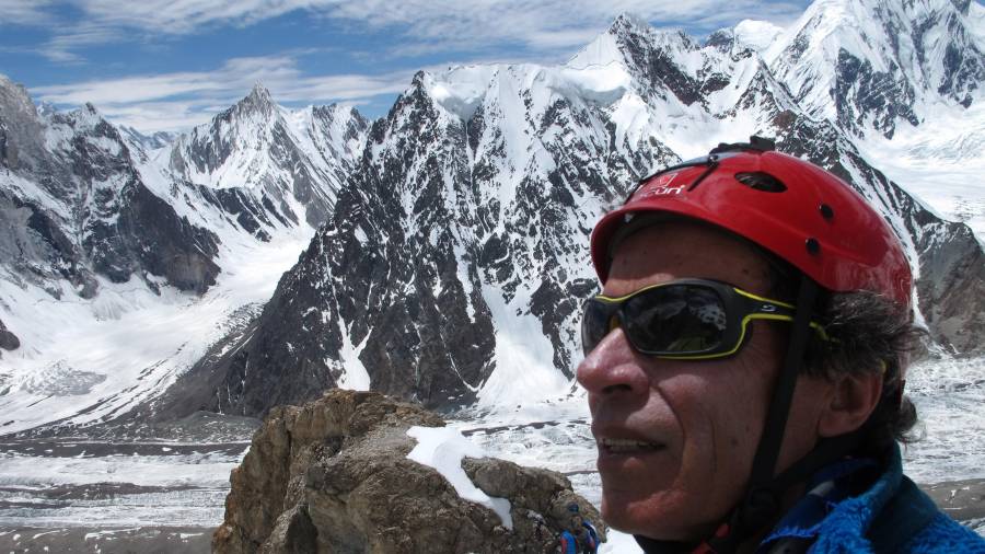 Òscar Cadiach, en el Broad Peak, con la cordillera del Karakorum detrás. FOTO: O. Cadiach