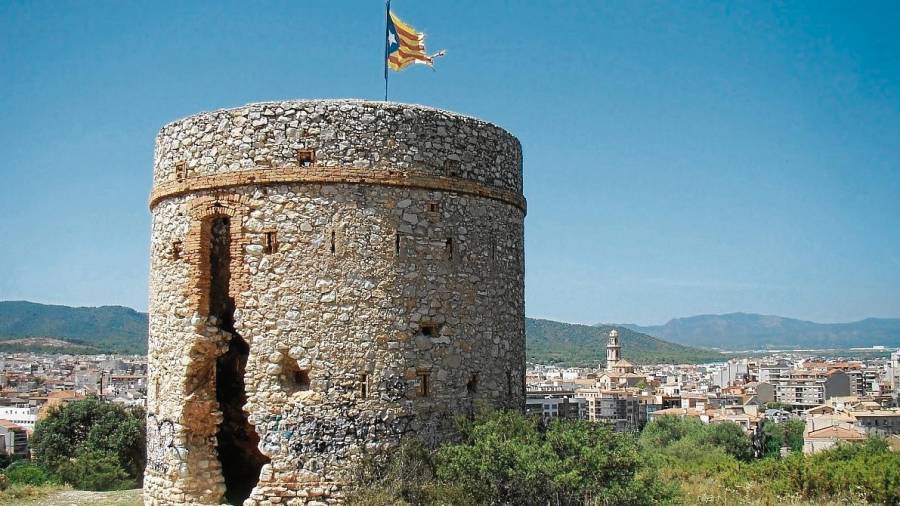 Una de las torres de defensa de El Vendrell. FOTO: Castillos de España
