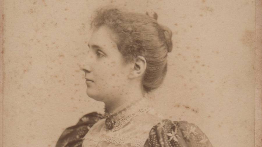 Júlia de Moragas i Rodés (1867-1897) (Fot. Audouard y Cia., Barcelona, dedicada al revers al seu futur marit Francesc Yxart i de Moragas, el 9 de juliol de 1894).