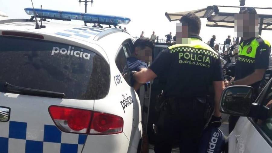 Momento de la detención de uno de los dos presuntos ladrones. FOTO: Julián González