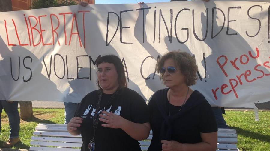 Sílvia Solé (izquierda) es la hermana de la detenida Laura Solé. FOTO: DT