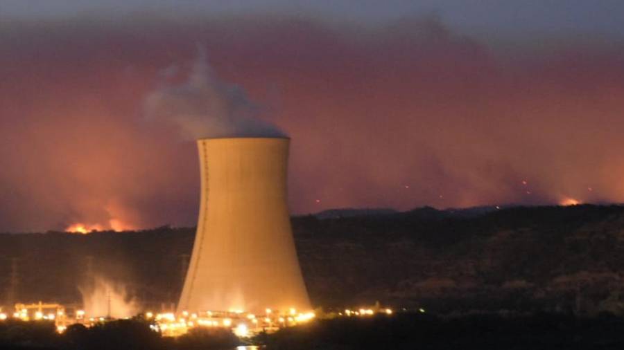 Vista del incendio desde la central nuclear de Ascó. Foto:DT
