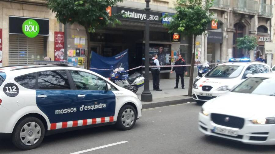Mossos custodia el cuerpo del hombre fallecido en plena Rambla Nova de Tarragona. Foto: Xavier Gispert