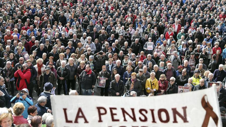 Pensionistas durante una concentración en Bilbao de la plataforma de asociaciones de jubilados, viudas y pensionistas de Bizkaia. FOTO: efe
