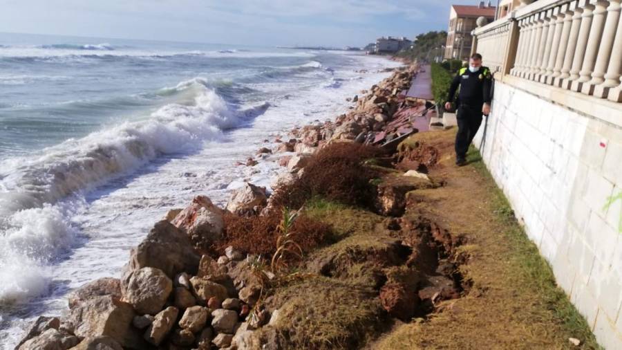 Sin tregua: las olas ya amenazan a una urbanización en el Francàs