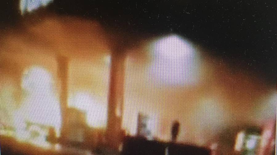 Las llamas se propagaron por la zona de surtidores de esta gasolinera de la N-340. FOTO: DT