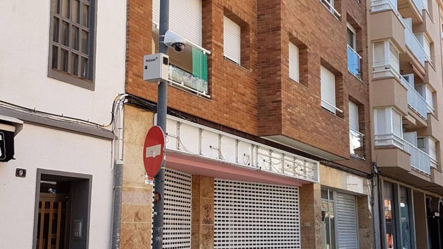 Una cámara de vigilancia en la calle Monturiol.