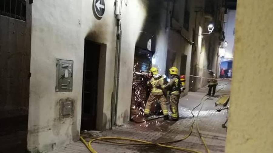 Los bomberos intentan acceder a la casa. FOTO: ELOISA GARCIA (FB)
