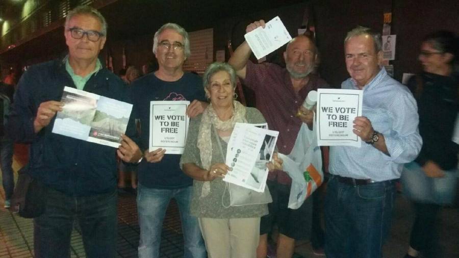 Concejales de ERC, PDeCat y Demòcrates de Catalunya participaron el pasado fin de semana en la ‘enganxada’ de carteles cerca del Mercat. Foto: dt