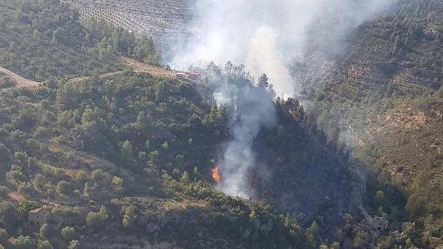 Imatge de l'incendi des de l'helicòpter dels Bombers de la Generalitat.