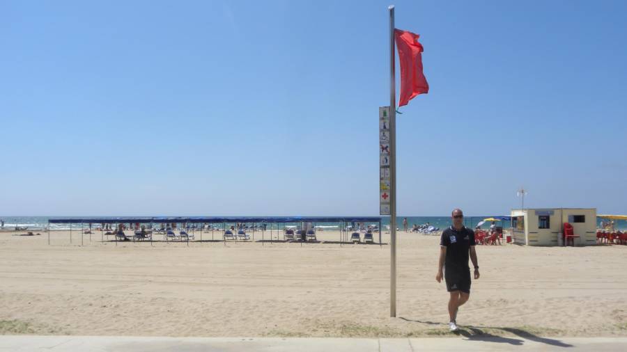 Imagen de archivo de una bandera roja en la playa de Llevant de Salou. FOTO: salou-cat