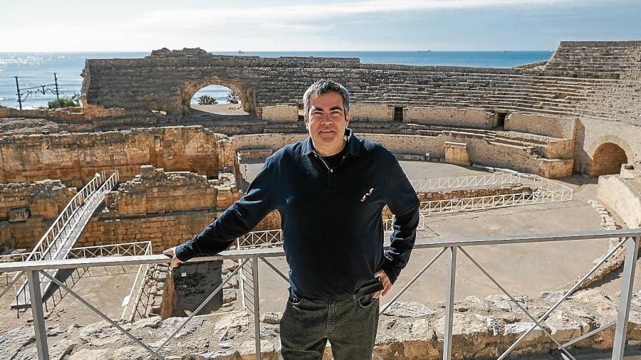 Joel Santamaría en el anfiteatro de Tarragona, uno de los escenarios de su novela ‘Nocturnalia’. Foto: Fabián Acidres