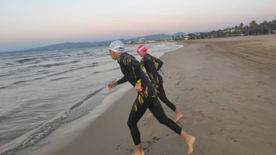 Dídac e Isabel iniciaron el Ironman desde la playa de Llevant de Salou. FOTO: Cedida