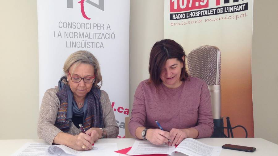 Firma de l'acord per potenciar el català a l'emissora municipal.