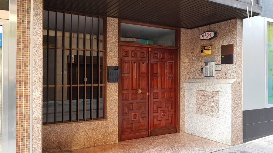 Imagen del portal de la vivienda donde tuvieron lugar los hechos, en la localidad de Puertollano. FOTO: EFE