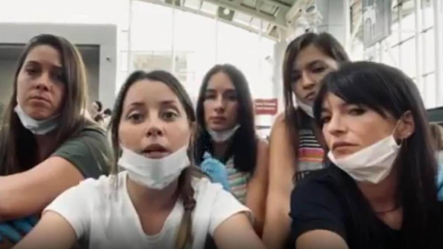 Paola y sus amigas, de Salou, hicieron cola una semana en el aeropuerto de Costa Rica probando suerte para volver. FOTO: Cedida