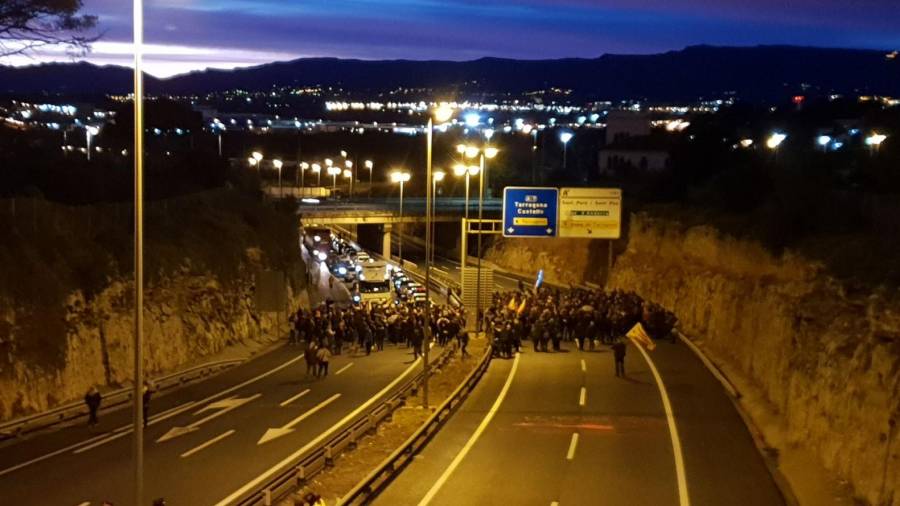 La manifestación corta el tráfico de la A-7 en Tarragona. Decenas de coches bloqueados. FOTO: DT