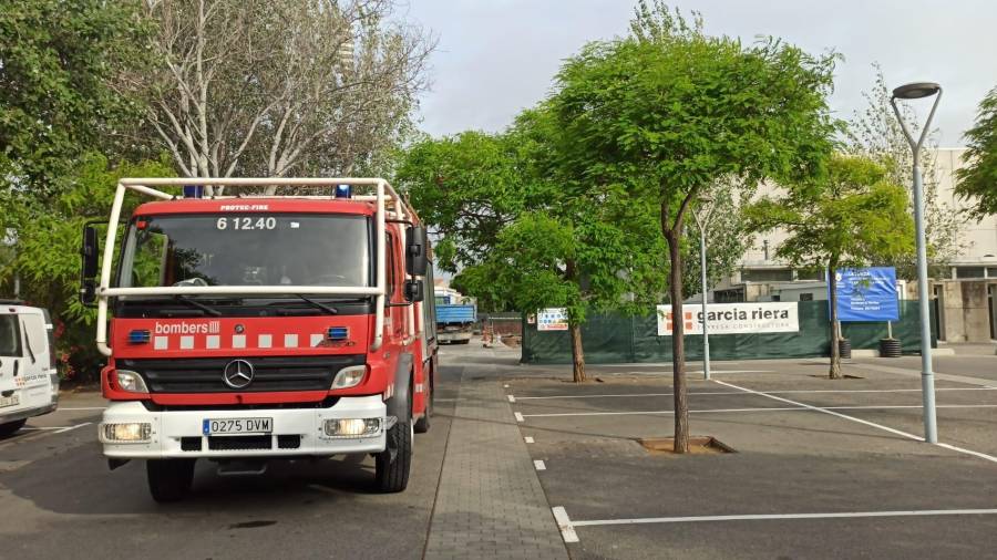 Bombers ha activado una dotación en esta incidencia en las obras del pavellón de La Pineda. FOTO: Cedida