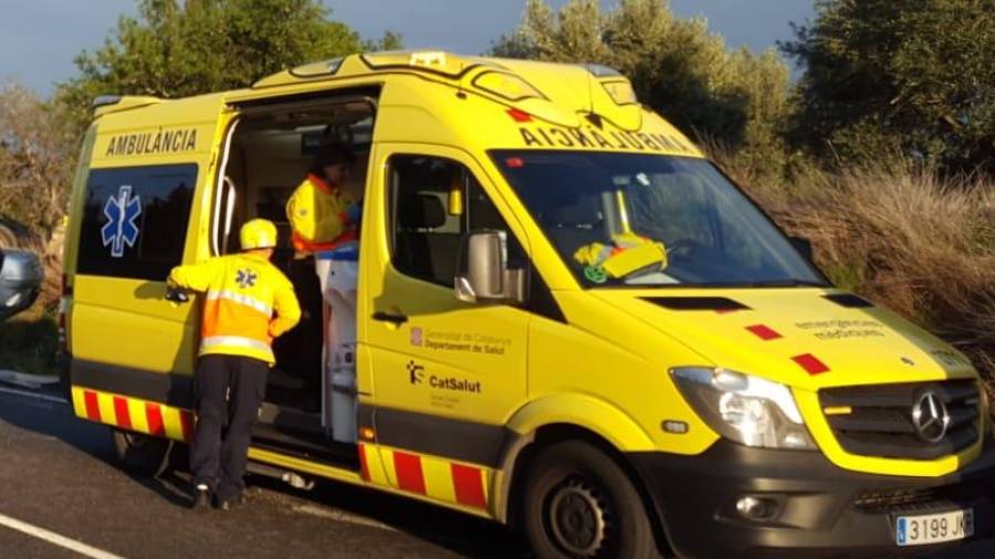 Una ambulancia ha trasladado a la adolescente hasta el hospital Sant Joan de Reus. FOTO: DT
