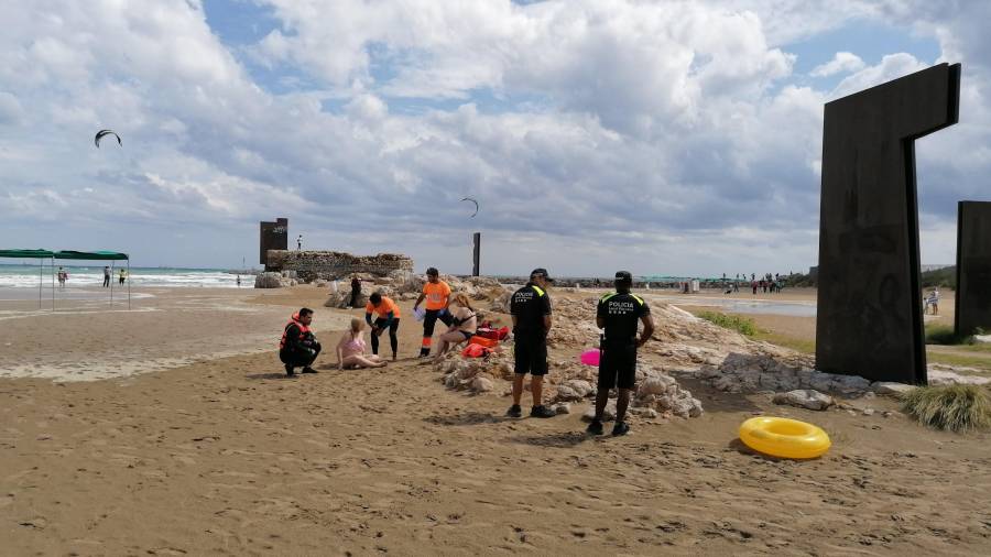 Imágenes del rescate de las dos turistas en la playa de La Pineda. FOTO: Cedida