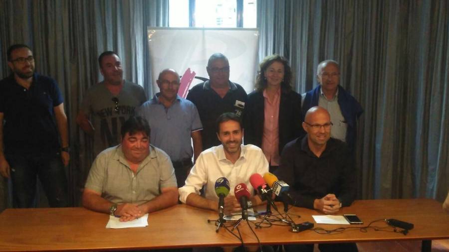 Imatge d'alcaldes i regidors que signen el manifest, ahir a Tortosa. Foto. Cedida