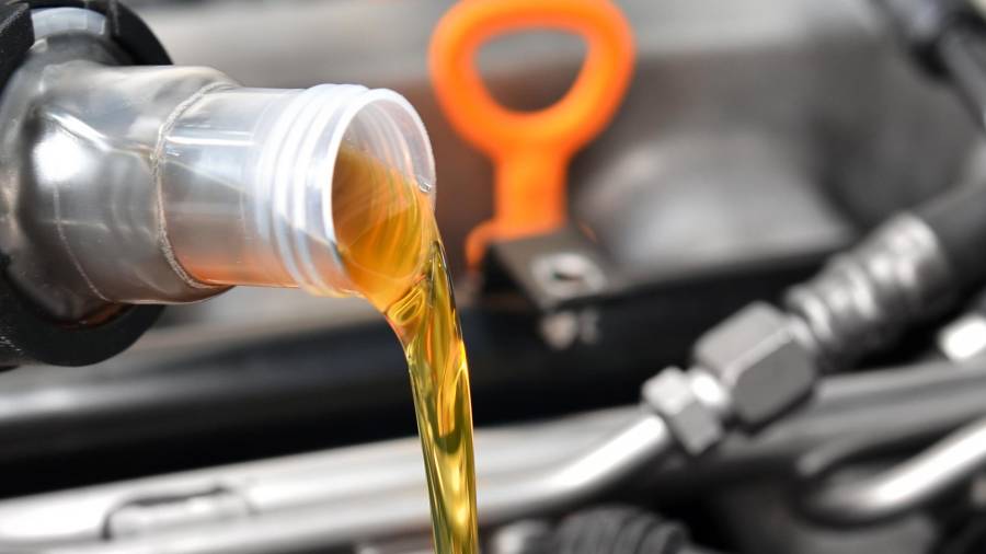 Cambio de aceite en un vehículo. El residuo que genera este lubricante es muy contaminante. FOTO: CEDIDAFUENTE: SIGAUS