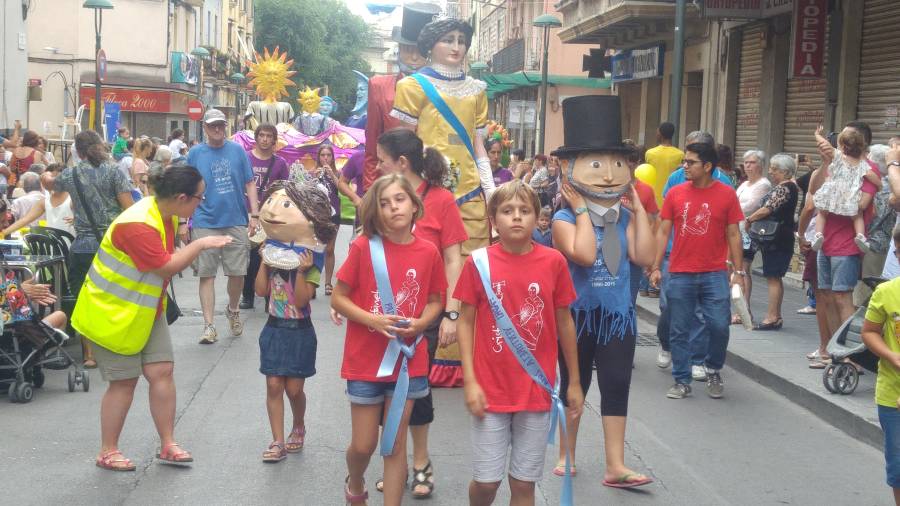 La Mireia y el Ferran, padrinos del Ventureta, encabezaron a los gegants. FOTO: N. Riu