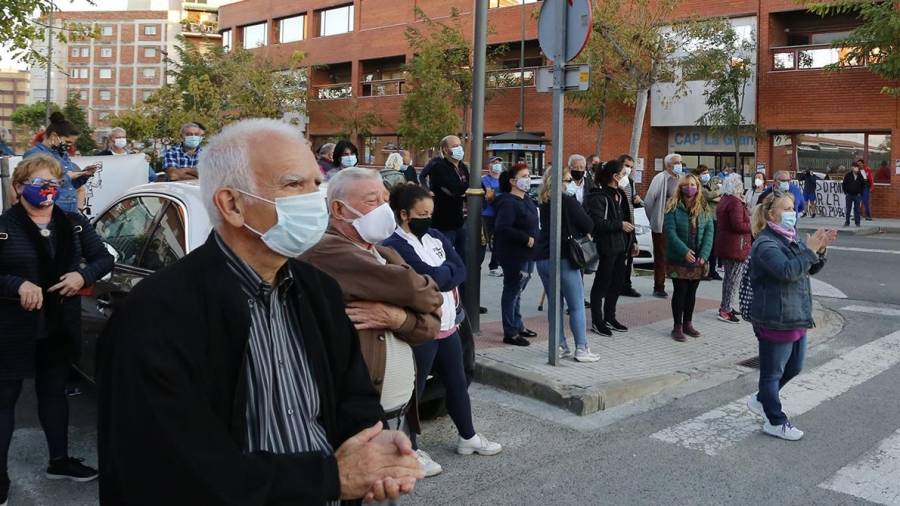 Imagen de archivo de una de las tantas concentraciones de protesta en las puertas del CAP La Granja-Torreforta. FOTO: PERE FERRÉ