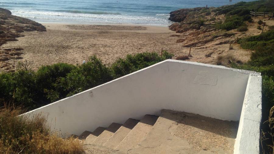 La única manera de llegar a la playa dels Capellans es mediante unas escaleras. Foto: cedida