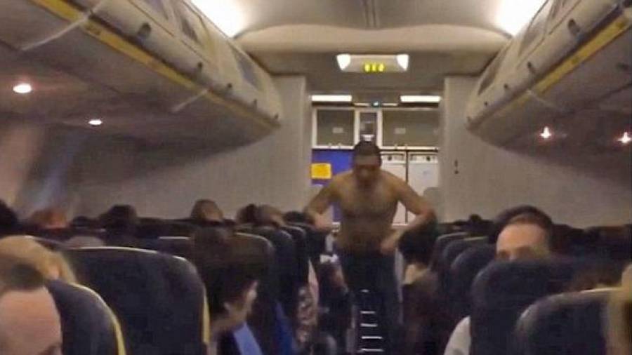Un pasajero borracho obliga a desviar un vuelo de Ryanair