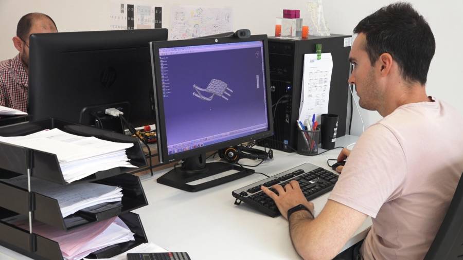 El tècnic d’Eurecat, Marc Crescenti, treballant en un model de pedal desenvolupat amb el nou postprocés d’impressió 3D. FOTO: CEDIDA