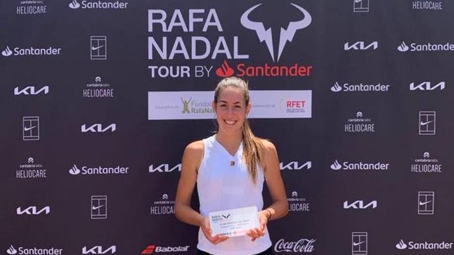 Anna Ortiz, con el trofeo de ganadora. FOTO: Cedida