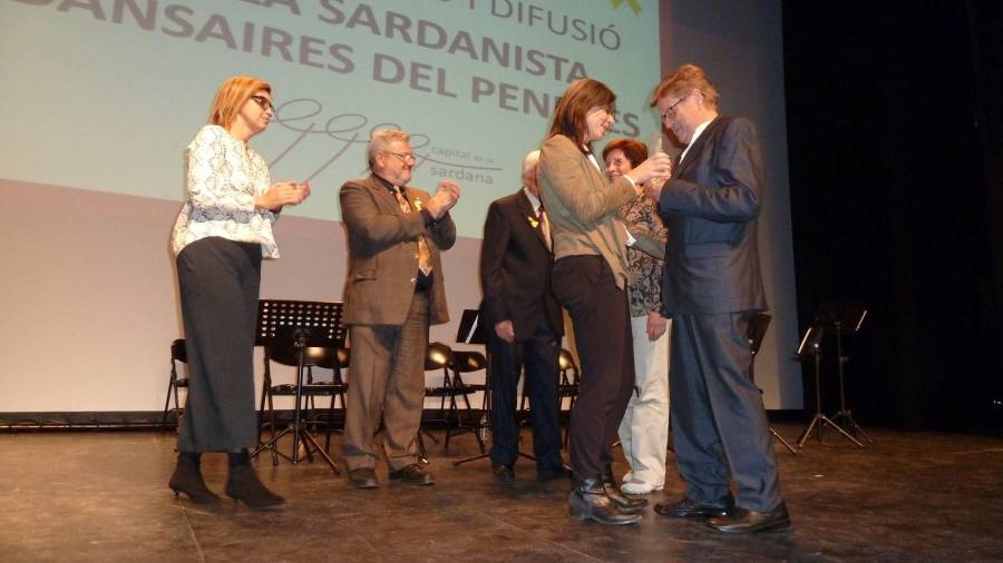 Joan Morros recibe el reconocimiento sardanista. FOTO: Dansaires Penedès