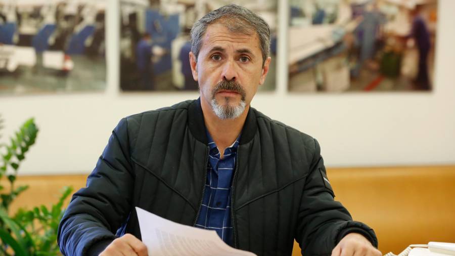 Francisco Antulín en la sede de el Diari de Tarragona con documentos de la denuncia. FOTO: PERE FERRÉ