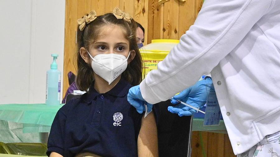 Una niña se vacuna con el antídoto pediátrico, en el Palau d’Esports de la Anella. Foto: Alfredo González