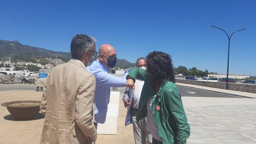 La consellera Teresa Jordà saludant l’alcalde de la Ràpita, Josep Caparrós, ahir. FOTO: AJUNTAMENT DE LA RÀPITA