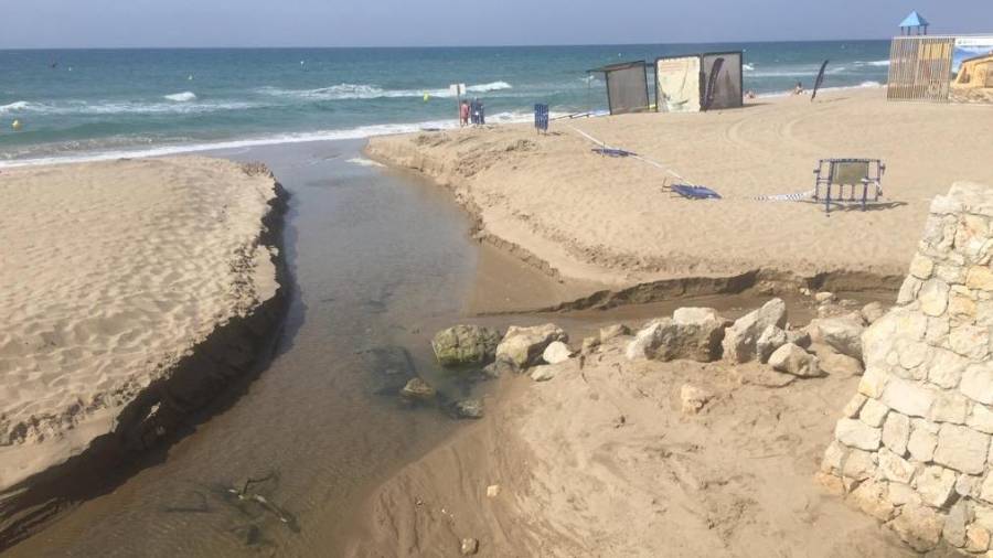 Imagen del vertido de aguas residuales en la Playa del Estany de Calafell. Foto: DT